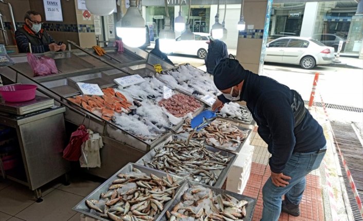 Sinop’ta kısıtlama günlerinde balık tezgahları boş kalmıyor
