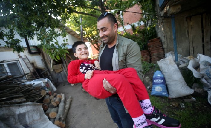 Tekerlekli sandalye hayali kuran engelli Sevda'nın yüzü bayramda güldü