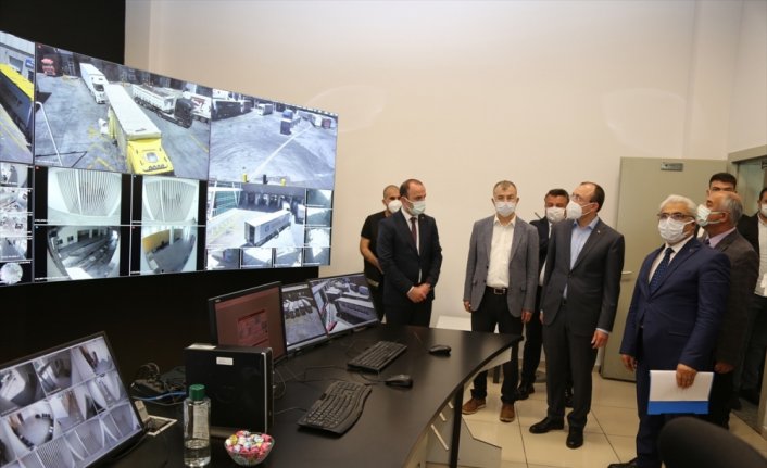 Ticaret Bakanı Mehmet Muş, Sarp Sınır Kapısı'nda incelemelerde bulundu: