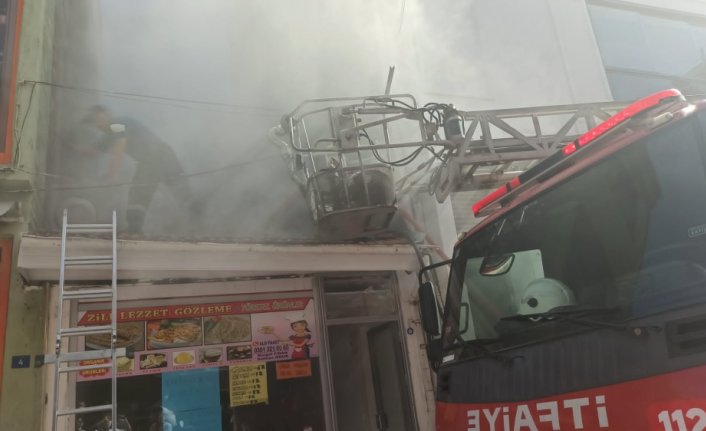 Tokat'ta yangına müdahale eden itfaiye eri dumandan etkilendi