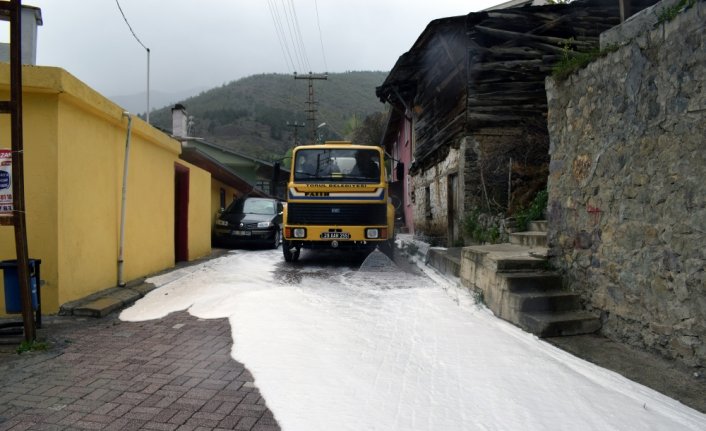 Torul'da cadde ve sokaklar köpüklü suyla yıkandı