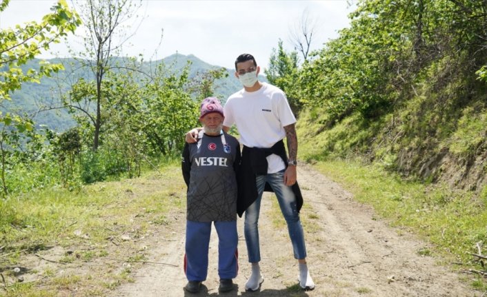Trabzonspor'un kaptanı Uğurcan Çakır'dan, 83 yaşındaki taraftara sürpriz ziyaret