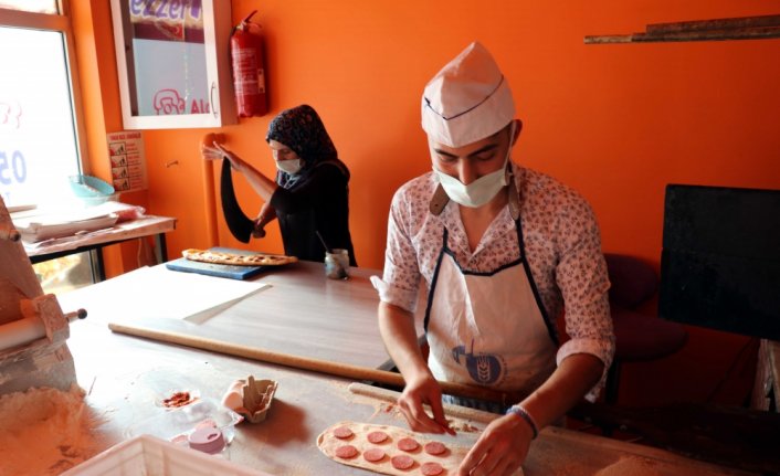 Yemek siparişlerini baba yadigarı traktörle müşterilere ulaştırıyorlar