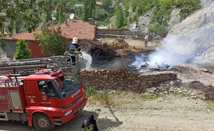 Zile'de bahçe yangını itfaiye ekiplerince söndürüldü