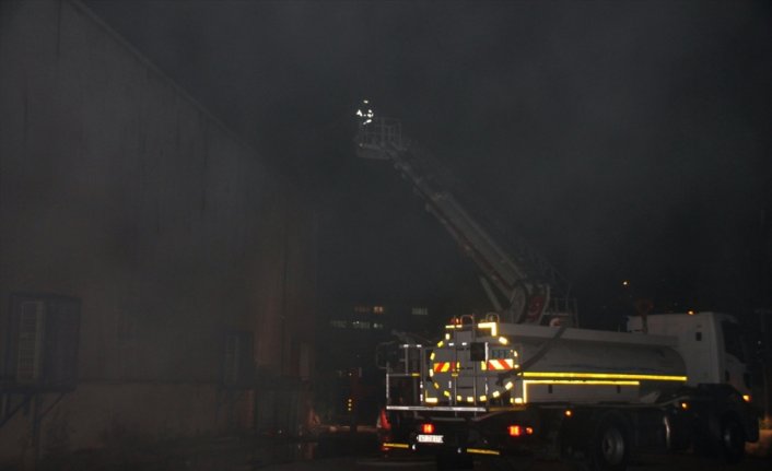 Zonguldak'ta toptan markette çıkan yangına müdahale ediliyor