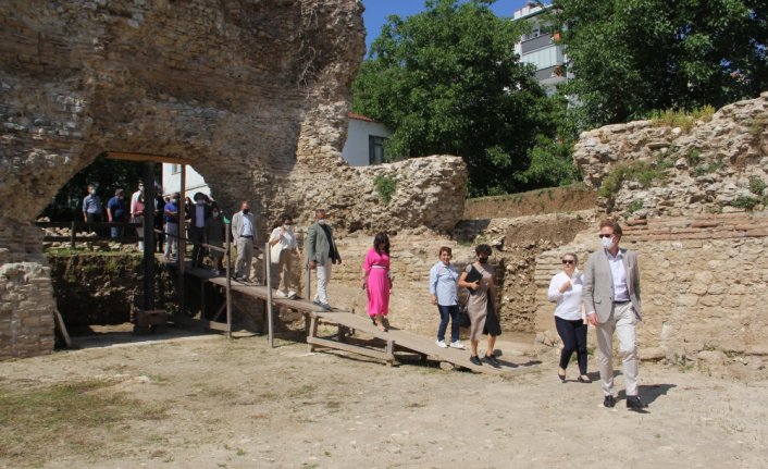 AB Büyükelçisi Meyer-Landrut, Balat Yapı Topluluğu kazı alanında incelemelerde bulundu