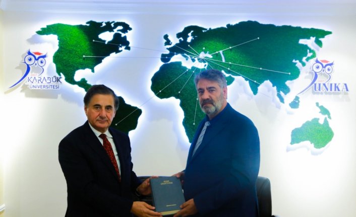 AK Parti Karabük Milletvekili Güneş, kütüphanesindeki kitapları üniversiteye bağışladı