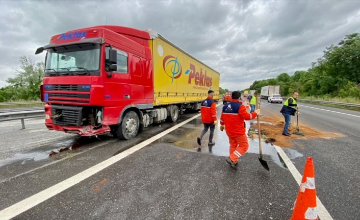 Anadolu Otoyolu'nda kaza yaparak ters yöne geçen tır araçlara çarpmadan durdu