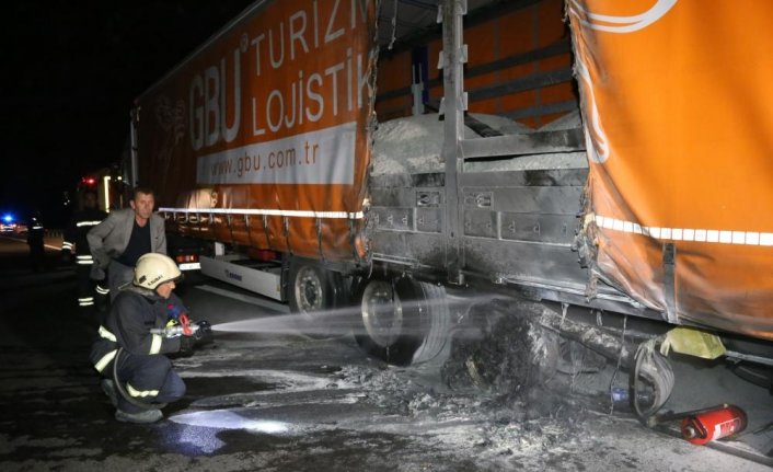 Anadolu Otoyolu'nun Bolu kesiminde 2 tırda yangın çıktı