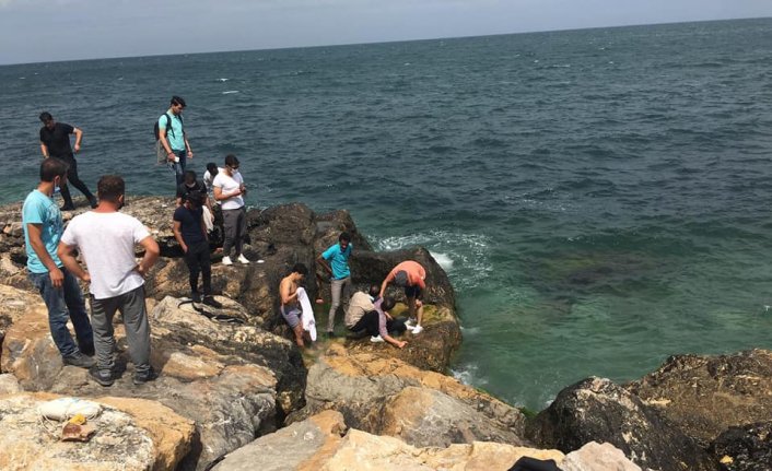 Bartın'da özçekim yaparken denize düşen üniversite öğrencisi, çevredekilerce kurtarıldı
