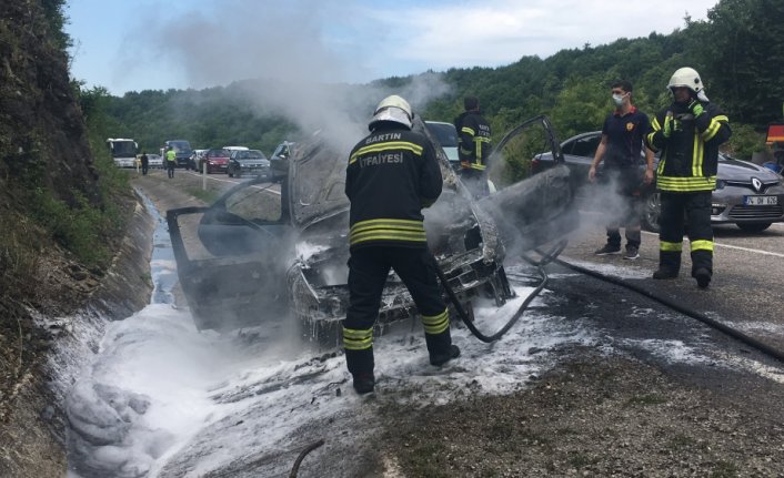 Bartın'da seyir halindeyken alev alan otomobil kullanılamaz hale geldi