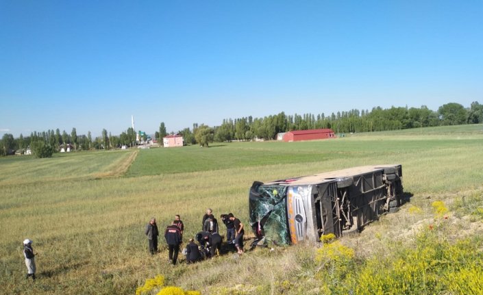 Bayburt'ta yolcu otobüsü devrildi: 4 yaralı