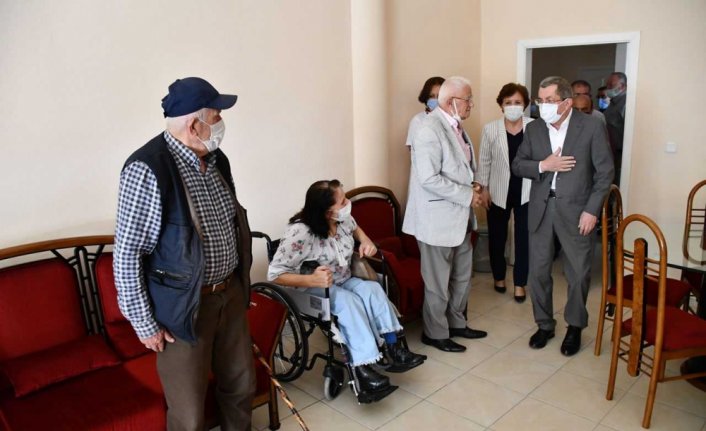 Belediye Başkan Vergili, yaşlı bakım ve dinlenme merkezindeki yaşlıları ziyaret etti