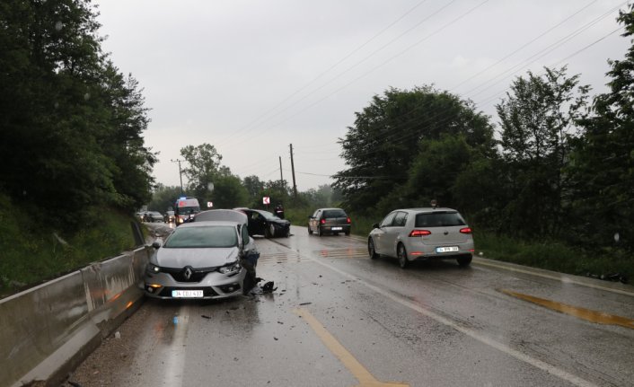 Bolu'da iki otomobil çarpıştı: 9 yaralı