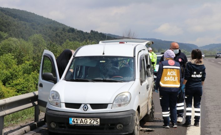 Bolu'da kazaya karışan araçtaki 6 kişi yara almadan kurtuldu