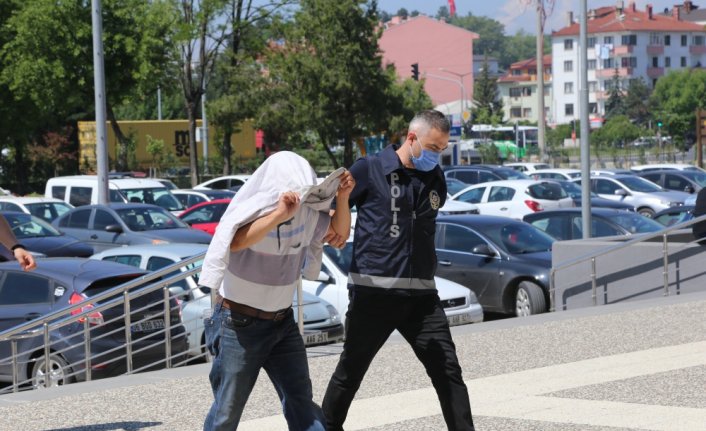Bolu'da marketten hırsızlık güvenlik kamerasında