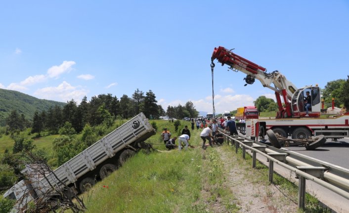 Bolu'da şarampole devrilen kamyon vinç yardımıyla kurtarıldı