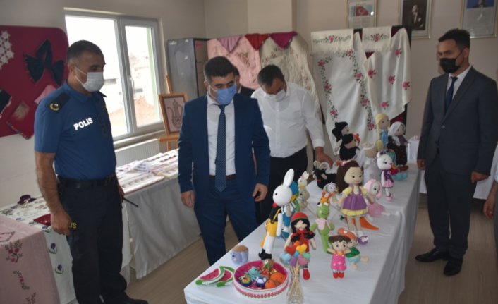 Boyabat'ta Halk Eğitimi Merkezi Müdürlüğünce yıl sonu sergisi açıldı