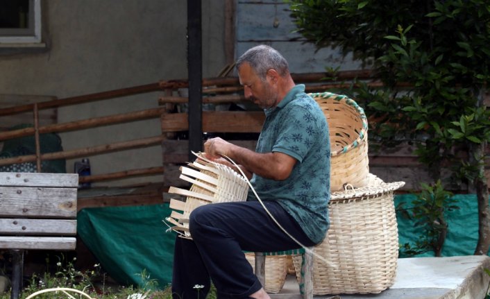 Çocukluğunda öğrendiği sepet örücülüğünü emekliliğinde gelir kapısına dönüştürdü