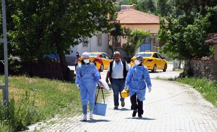 Çorum'da yaşayan yaşlı çift tarlada aşılandı