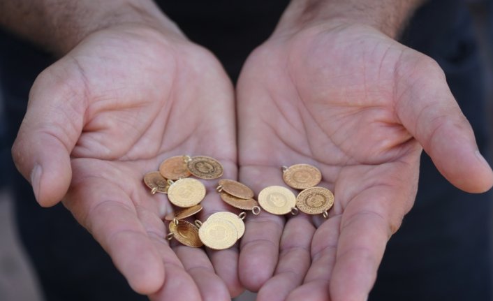 Çorum'da yıkamacının halı arasında bulduğu 13 çeyrek altın sahibine teslim edildi