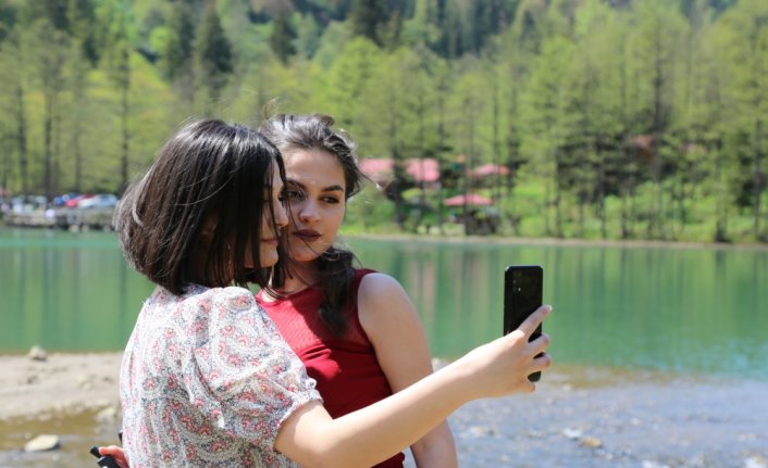 Doğa harikası Borçka Karagöl, ilk ziyaretçilerini ağırlamaya başladı