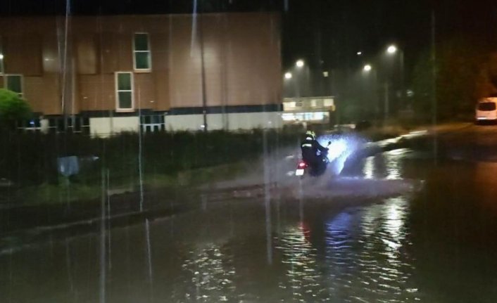 Düzce'de sağanak dereleri taşırdı, çok sayıda evi su bastı