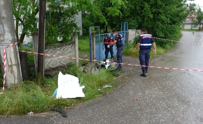 Düzce'de servis minibüsüyle çarpışan motosikletin sürücüsü hayatını kaybetti