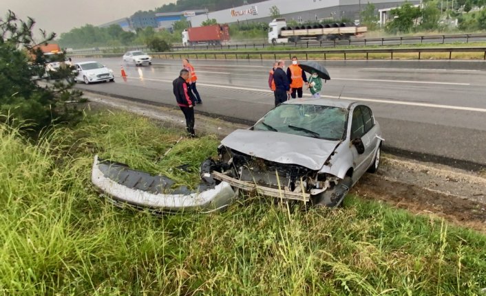 Düzce'de yağış nedeniyle yoldan çıkan otomobil ağaçlara çarptı: 2 yaralı