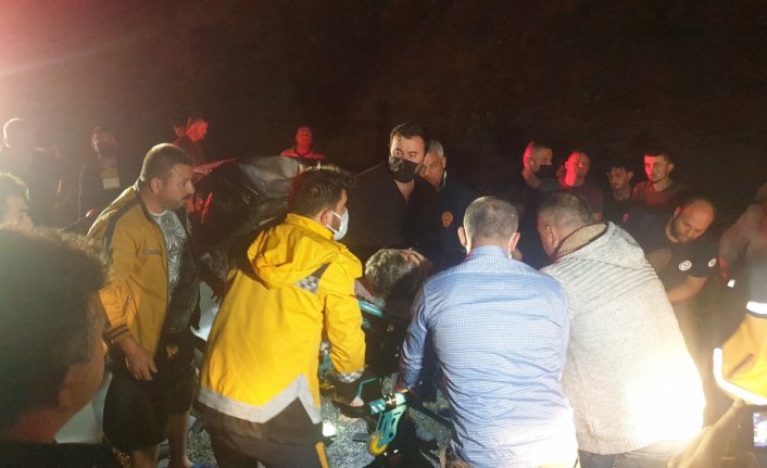 GÜNCELLEME - Düzce'de işçi servisi ile otomobil çarpıştı: 2 ölü, 4 yaralı