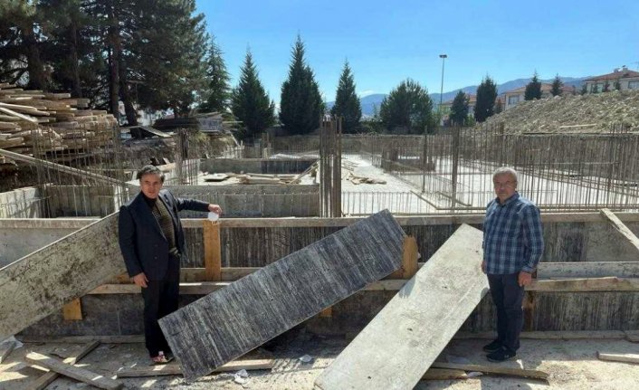 Karabük milletvekilleri Safranbolu'da sağlık hizmeti verecek binadaki çalışmaları inceledi
