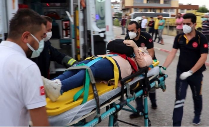 Karabük'te otomobil aydınlatma direğine çarptı: 3 yaralı