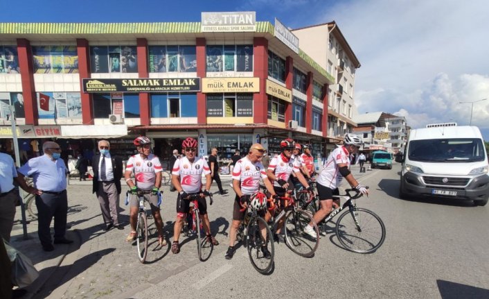 Kıbrıs Gazisi merhum Şükrü Tandoğan'ın anısına düzenlenen bisiklet turu ekibi Düzce'ye ulaştı