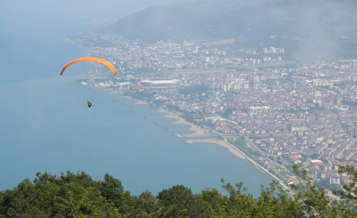 Mavi ile yeşilin buluştuğu Ordu, yamaç paraşütçülerini ağırlıyor