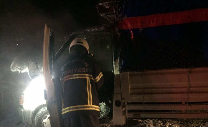 Merzifon'da seyir halindeki kamyonette çıkan yangın ekiplerce söndürüldü