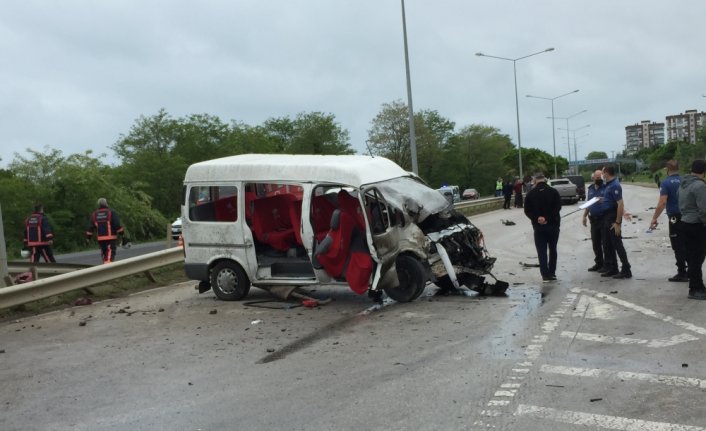 Ordu'da minibüs ile kamyonet çarpıştı: 13 yaralı
