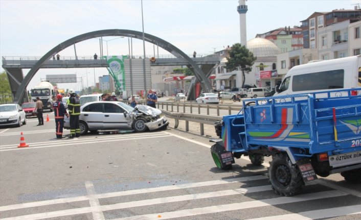Ordu'da tarım aracı ile otomobilin çarpıştığı kazada 6 kişi yaralandı
