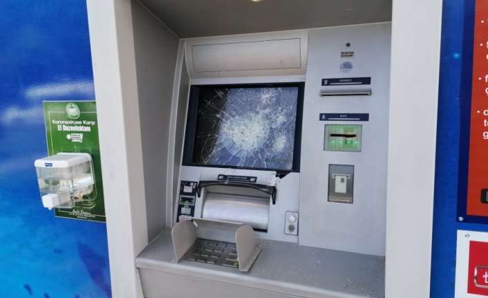 Samsun'da banka şubesinin camı ile ATM'lere zarar veren kişi yakalandı