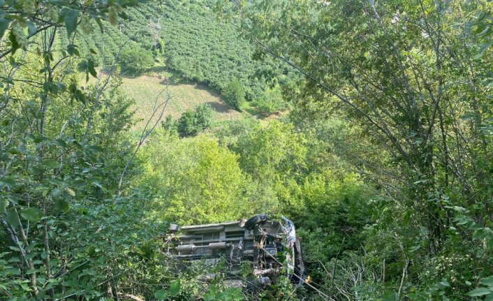 Samsun'da minibüs uçuruma devrildi: 4 yaralı