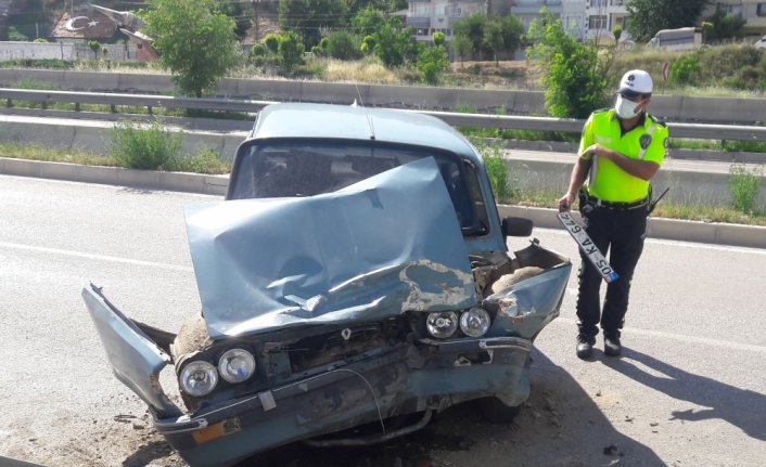 Samsun'da otomobil ile hafif ticari araç çarpıştı: 3 yaralı