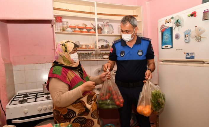 Samsun'da zabıta ekipleri hasta ve yaşlı kadının pazar alışverişini yaptı
