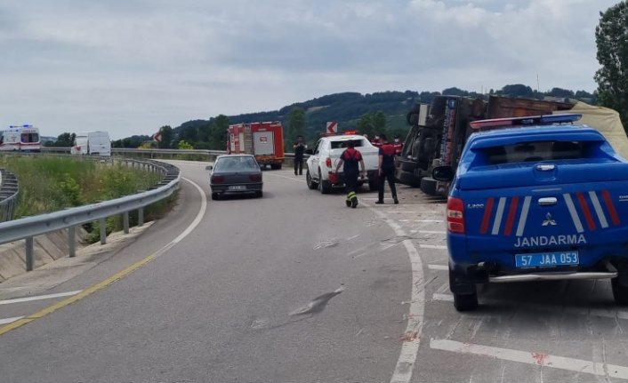 Sinop'ta devrilen kamyonun sürücüsü yaralandı