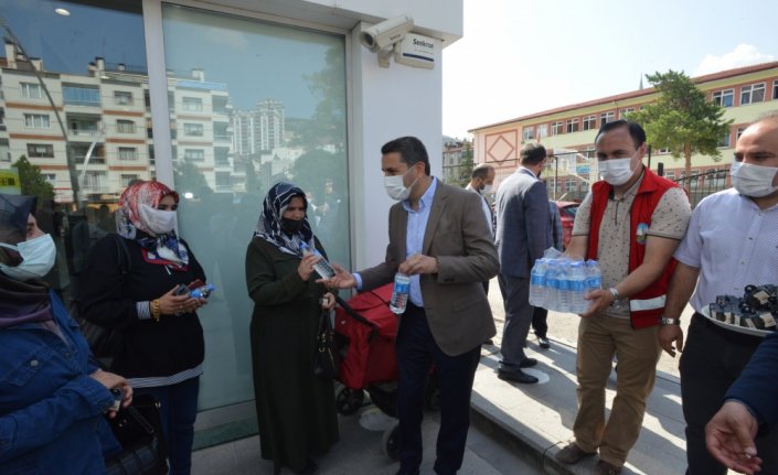 Tokat Belediye Başkanı Eroğlu, YKS'ye girenlere su ve tatlı ikramında bulundu