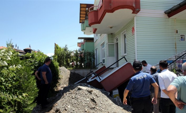 Tokat'ta çöken balkonun altında kalan işçi yaralandı