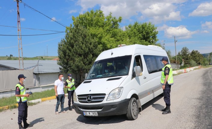 Toplu taşıma aracına sivil olarak binen jandarma görevlisi sürücünün hatalarını belirledi