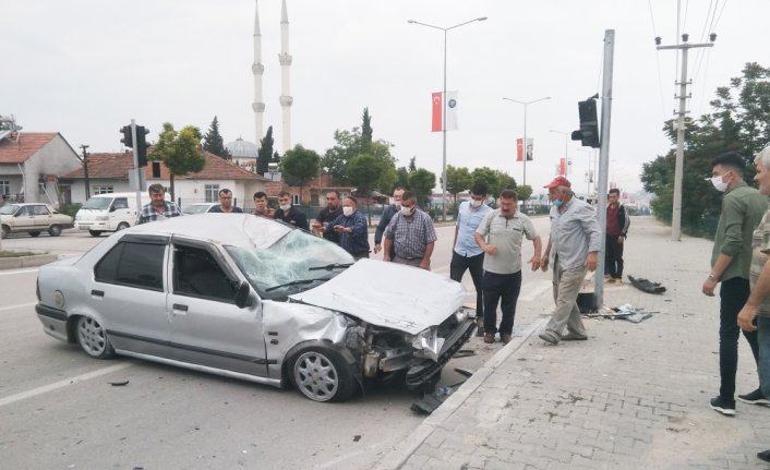 Vezirköprü'de iki otomobil çarpıştı: 1 yaralı