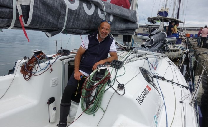 Yelkenci Tolga Pamir, Türkiye'nin dört denizini aşacağı yolculuğuna Hopa'dan  başladı