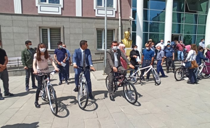 Yeşilyurt'ta yarışmalarda dereceye giren öğrencilere scooter ve bisiklet verildi