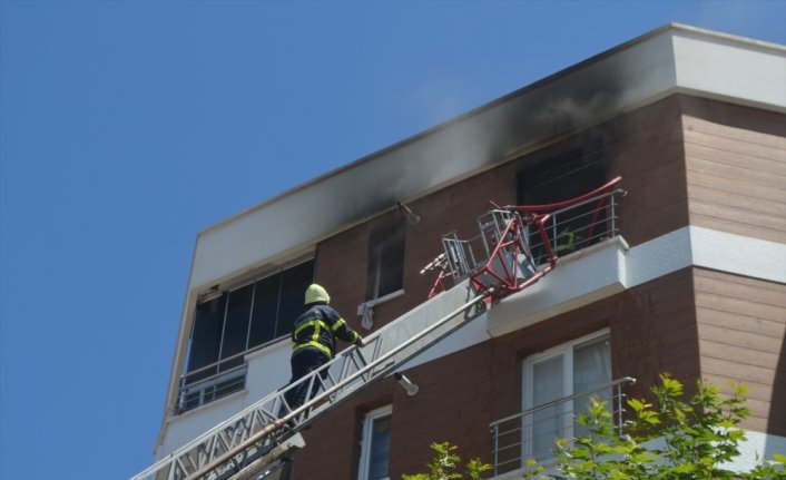 Amasya'da apartman dairesinde çıkan yangında 8 kişi dumandan etkilendi