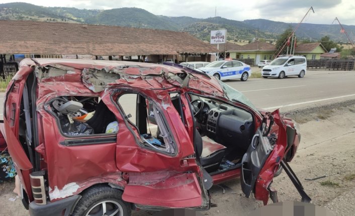Amasya'da  tır ile hafif ticari araç çarpıştı: 2 ölü, 3 yaralı